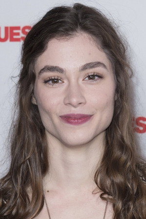Photo of Sarah Davenport from the Latest Netflix gallery