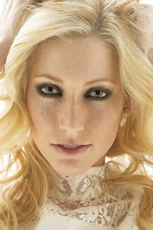 Photo of Julie Mintz from the Latest Netflix gallery
