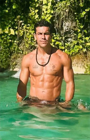 Photo of Mario Casas from the Latest Netflix gallery