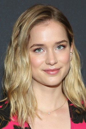 Photo of Elizabeth Lail from the Latest Netflix gallery