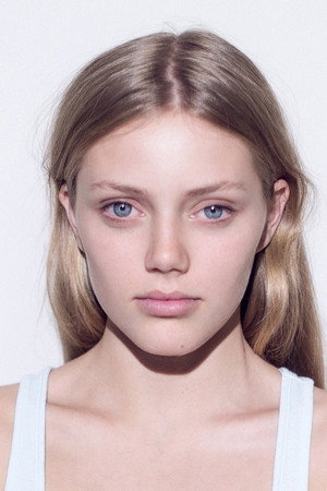 Grace Van Dien photo