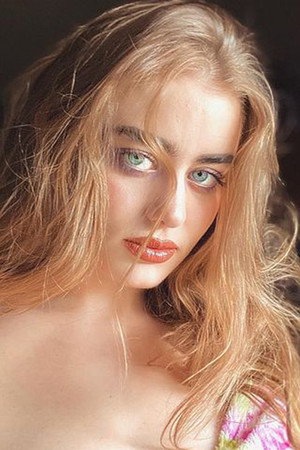 Photo of Alli Hart from the Latest Netflix gallery