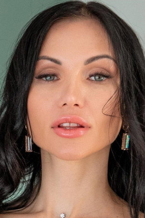 Photo of Sasha Rose from the Latest Netflix gallery