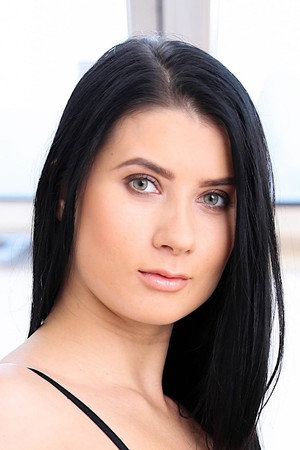 Photo of Nicole Black from the Latest Netflix gallery