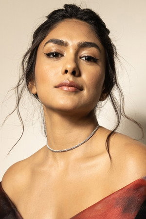 Mrunal Thakur photo