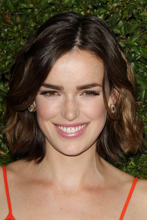 Elizabeth Henstridge photo
