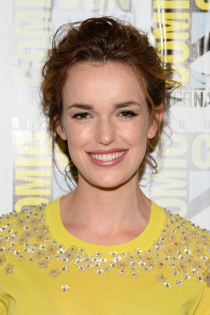 Elizabeth Henstridge photo