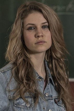 Photo of Tessa Hoder from the Latest Netflix gallery