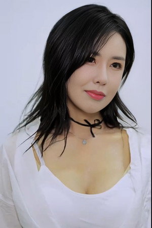Photo of Yi Mo from the Latest Netflix gallery
