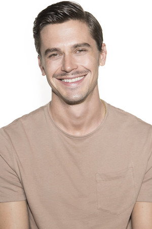 Antoni Porowski photo