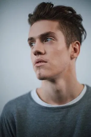 Photo of Robert Naylor from the Latest Netflix gallery