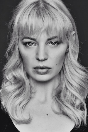 Chloe Farnworth photo