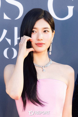 Photo of Suzy from the Latest Netflix gallery