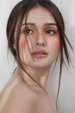 Photo of Kira Balinger from the Latest Netflix gallery