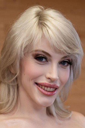 Photo of Izzy Wilde from the Latest Netflix gallery