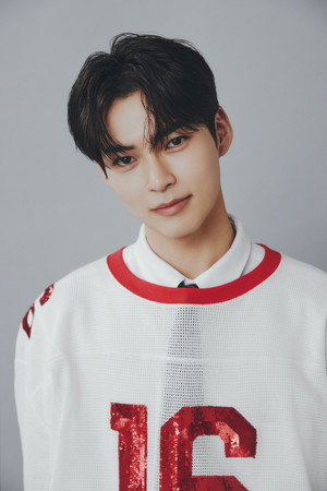 Photo of Sung Hanbin from the Latest Netflix gallery