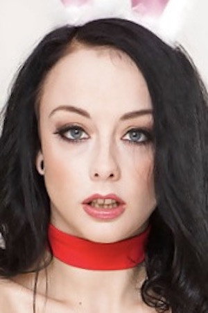 Photo of Alessa Savage from the Latest Netflix gallery