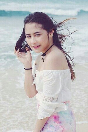 Prilly Latuconsina photo
