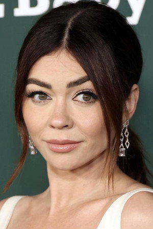 Photo of Sarah Hyland from the Latest Netflix gallery