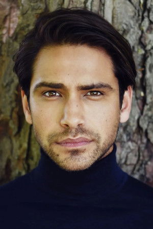 Luke Pasqualino photo