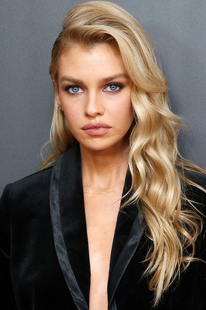 Photo of Stella Maxwell from the Latest Netflix gallery