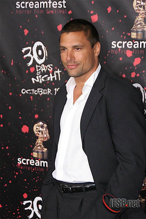 Manu Bennett photo