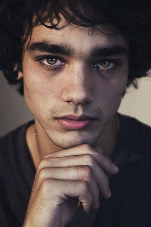 Photo of Charlie Polinger from the Latest Netflix gallery