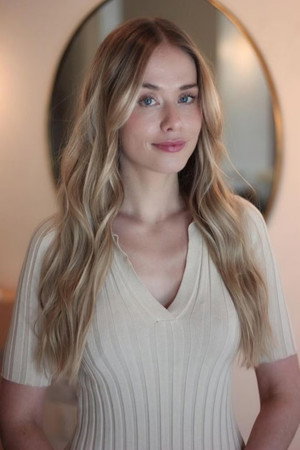Photo of Elke Shari Van Den Broeck from the Latest Netflix gallery
