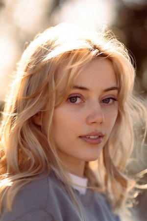 Grace Van Dien photo