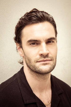 Tom Bateman photo
