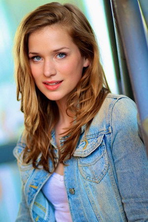 Photo of Elizabeth Lail from the Latest Netflix gallery