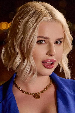 Photo of Eliz Benson from the Latest Netflix gallery