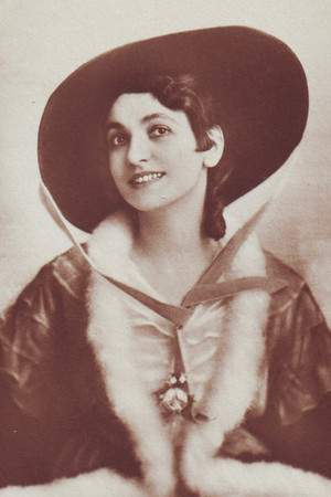 Photo of Eva Speyer from the Latest Netflix gallery