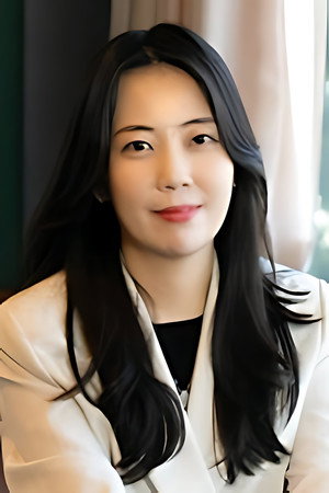 Photo of Lee Si-eun from the Latest Netflix gallery