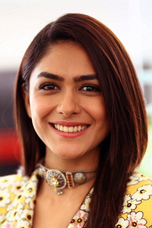 Mrunal Thakur photo
