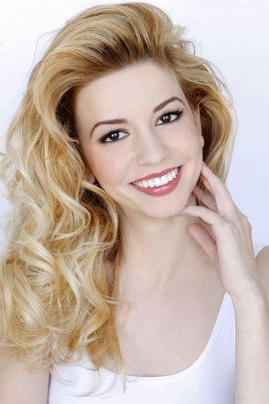 Masiela Lusha photo