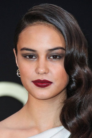 Photo of Courtney Eaton from the Latest Netflix gallery