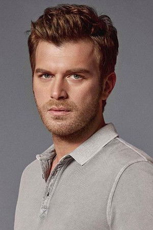 Kıvanç Tatlıtuğ photo