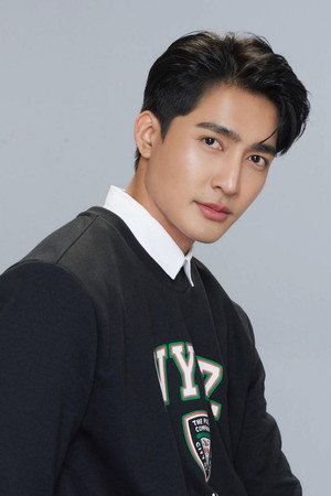 Pirapat Watthanasetsiri photo