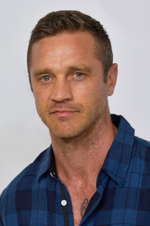 Devon Sawa photo