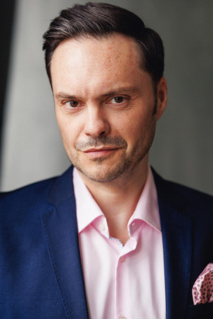Photo of Oliver Mason from the Latest Netflix gallery