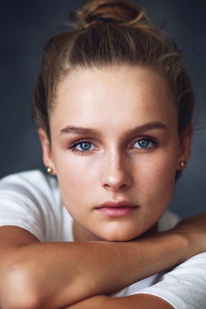 Olivia DeJonge photo