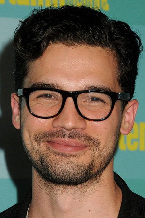 Steven Strait photo