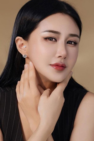 Photo of Angelina Zhang from the Latest Netflix gallery