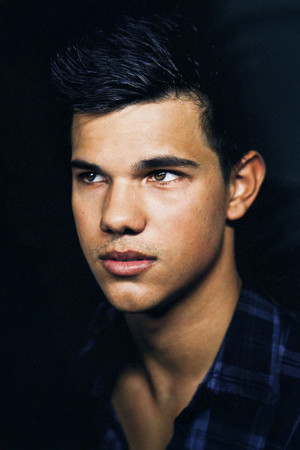 Taylor Lautner photo