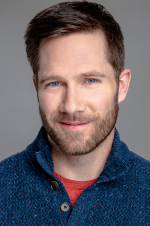 Luke Macfarlane photo