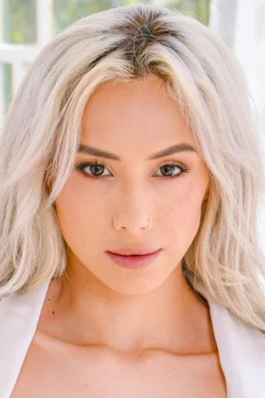 Photo of Veronica Leal from the Latest Netflix gallery