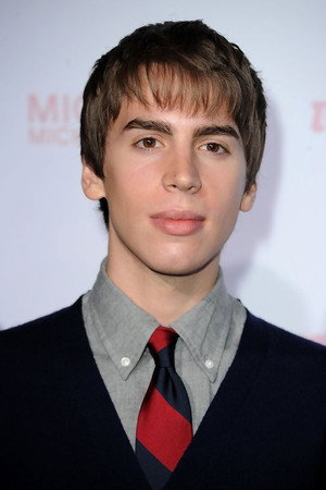 Jordan Gavaris photo