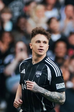 Photo of Joe Weller from the Latest Netflix gallery