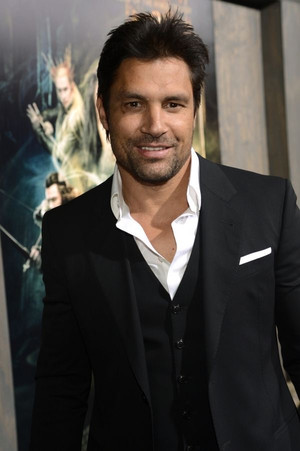 Manu Bennett photo
